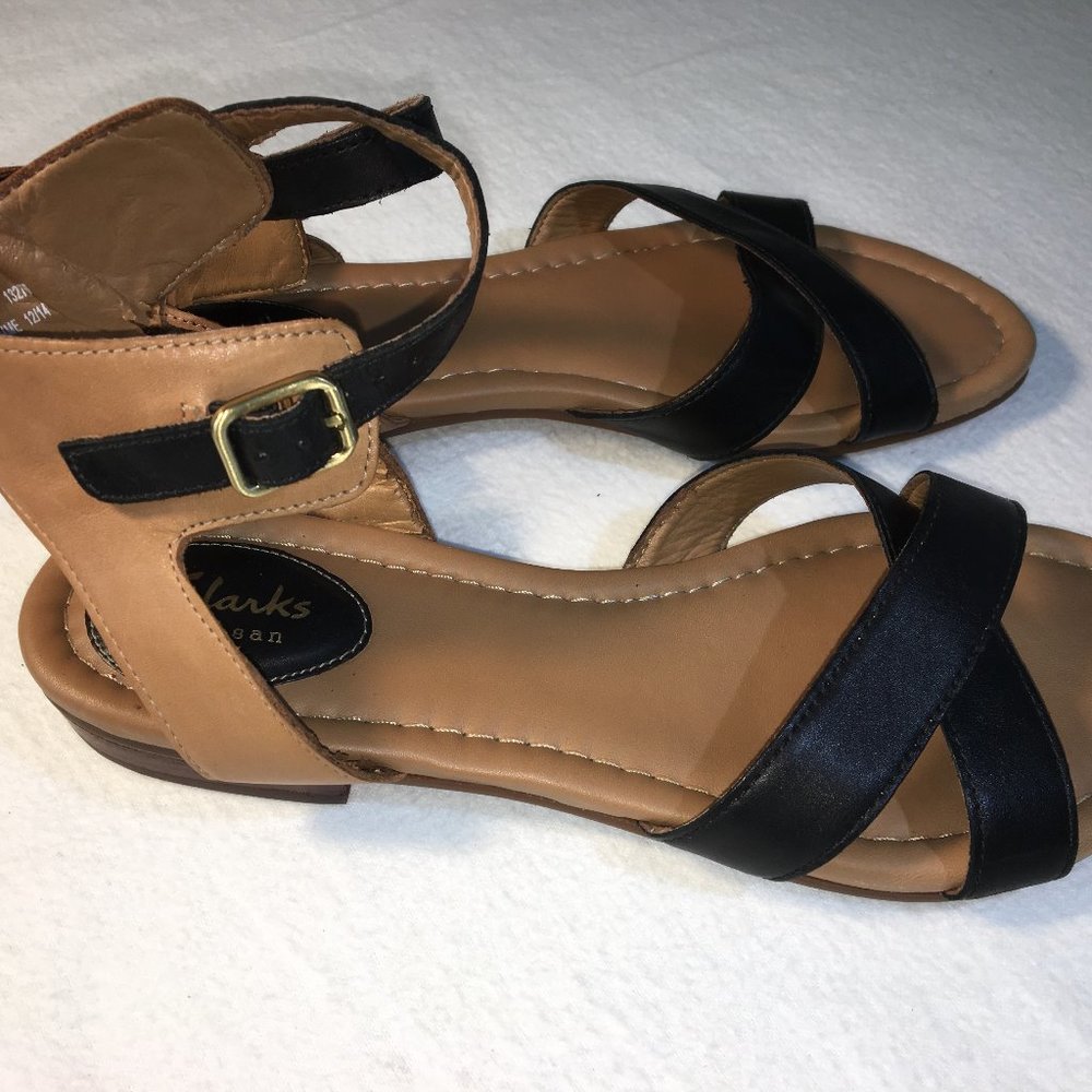 Clark's Artisan Black/Camel Sandals size 8.5